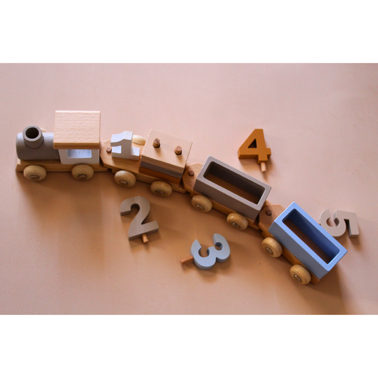 Tren de madera con figuras y números