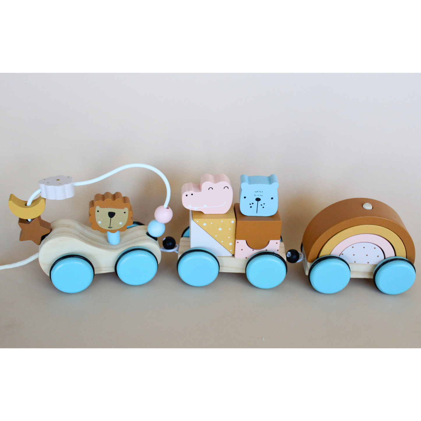 Tren de madera con figuras de animalitos y arcoiris