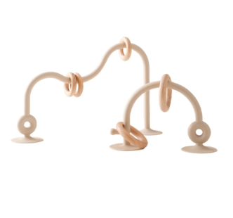 Juego con anillos de madera beige