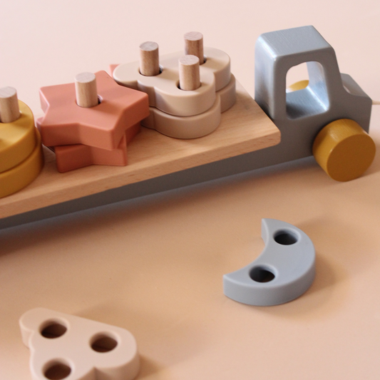 Tráiler de madera con figuras geométricas