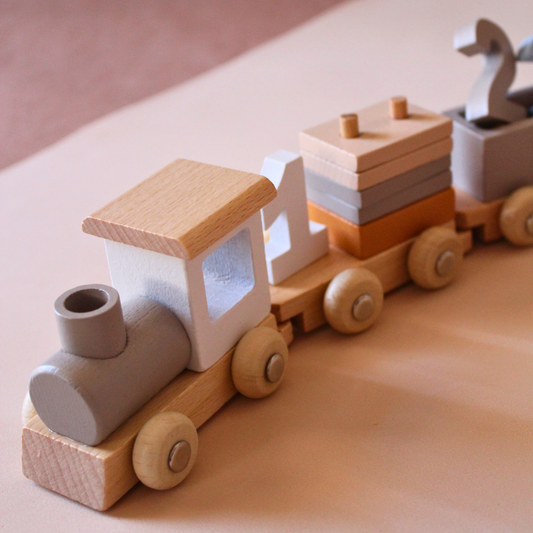 Tren de madera con figuras y números