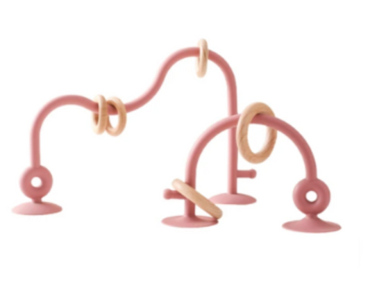 Juego con anillos de madera rosa